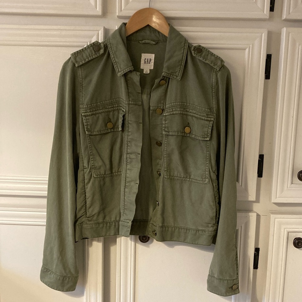 GAP TENCEL™ Icon Utility Jacket in Army Green. Size: Small